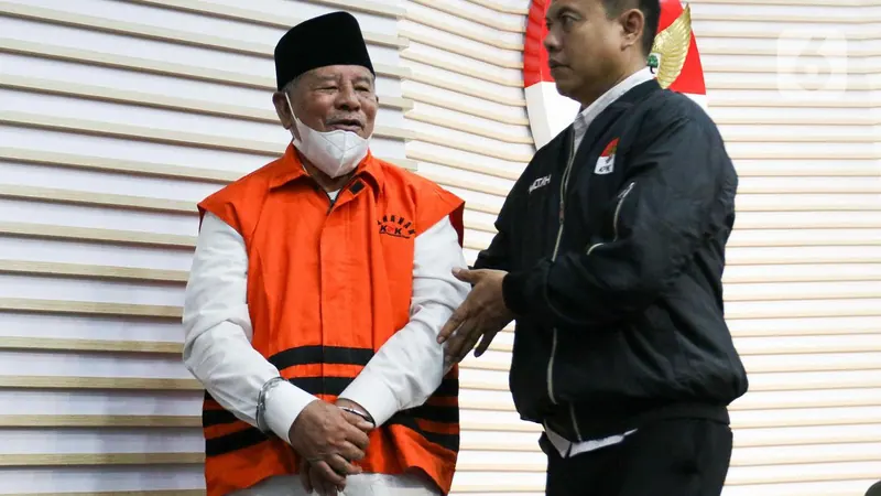 Abdul Gani Kasuba mengenakan rompi tahanan atau diborgol, foto dokumentasi Liputan6.com