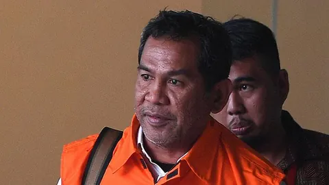 Abdul Latif mengenakan rompi tahanan atau diborgol, foto dokumentasi Tempo