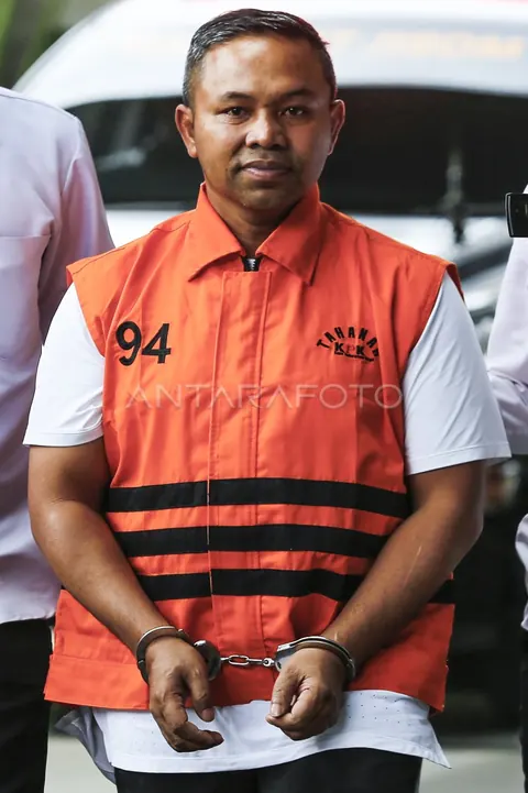 Abdul Wahid mengenakan rompi tahanan atau diborgol, foto dokumentasi ANTARA Foto
