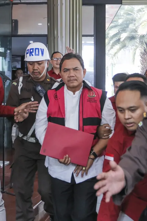 Achsanul Qosasi mengenakan rompi tahanan atau diborgol, foto dokumentasi detikcom