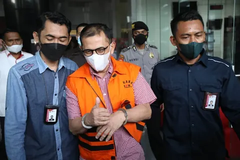 Ajay Muhammad Priatna mengenakan rompi tahanan atau diborgol, foto dokumentasi kumparan