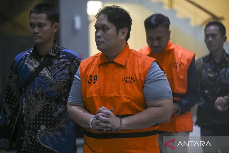 Kajari HSU Albertinus Parlinggoman Napitupulu (kedua kiri) bersama Kasi Intel Kejari HSU Asis Budianto (kedua kanan) mengenakan rompi tahanan usai terjaring ope