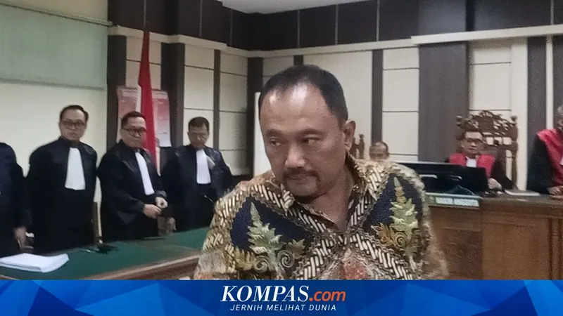 Alwin Basri, suami eks Wali Kota Semarang, Heverita Gunaryati Rahayu alias Mbak Ita saat mengikuti sidang di Pengadilan Tipikor Semarang, Jawa Tengah, Rabu (30/