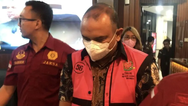 Anang Achmad Latif mengenakan rompi tahanan atau diborgol, foto dokumentasi CNN Indonesia