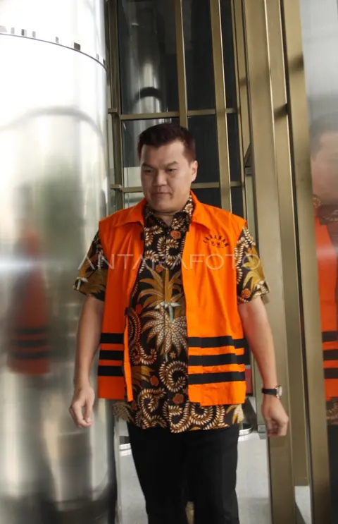 Andi Agustinus mengenakan rompi tahanan atau diborgol, foto dokumentasi ANTARA Foto