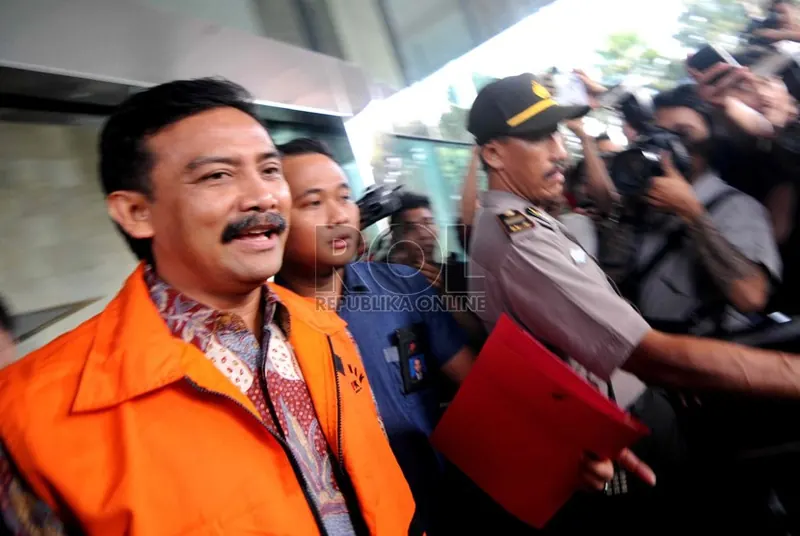 Andi Alifian Mallarangeng mengenakan rompi tahanan atau diborgol, foto dokumentasi Republika