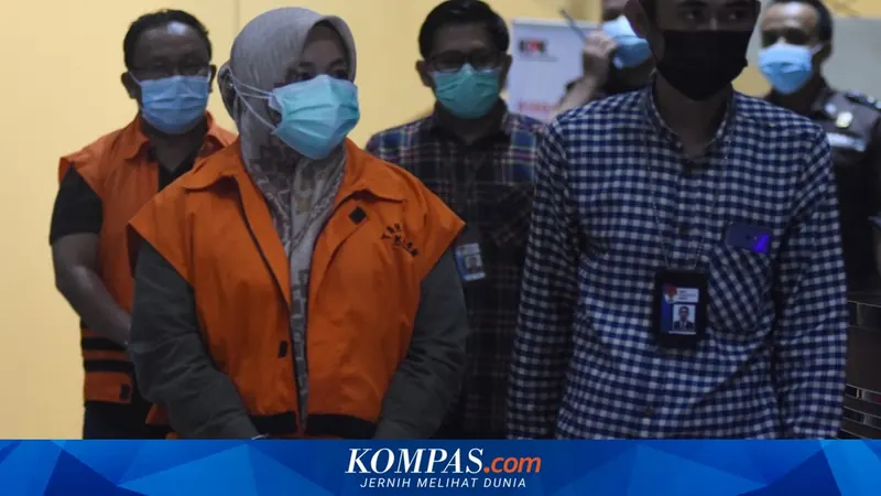 Tersangka Bupati Kolaka Timur Andi Merya Nur (kedua kiri) dan tersangka Kepala BPBD Kolaka Timur Anzarullah (kiri) mengenakan rompi tahanan KPK usai menjalani p