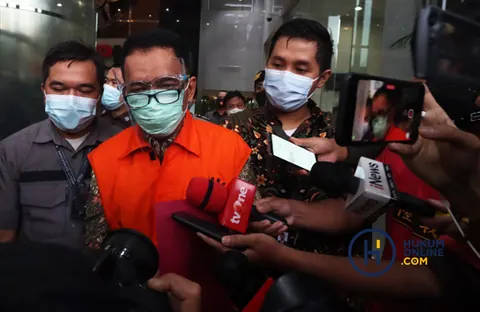Angin Prayitno Aji mengenakan rompi tahanan atau diborgol, foto dokumentasi Hukumonline