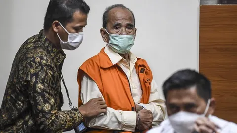 Annas Maamun mengenakan rompi tahanan atau diborgol, foto dokumentasi detikcom