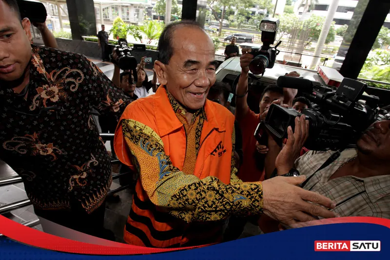 Tersangka kasus dugaan suap alih fungsi hutan industri di Riau yang juga Gubernur Riau non aktif Annas Maamun berjalan untuk menjalani pemeriksaan di Gedung KPK
