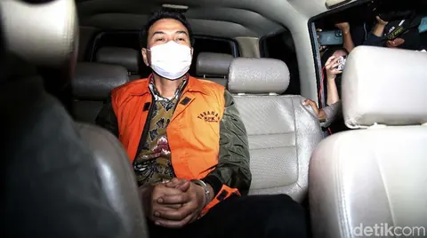 Azis Syamsuddin mengenakan rompi tahanan atau diborgol, foto dokumentasi detikcom