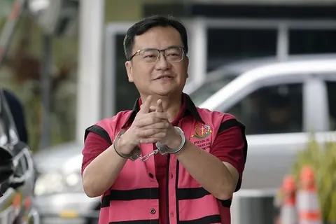 Benny Tjokrosaputro mengenakan rompi tahanan atau diborgol, foto dokumentasi Kompas.com