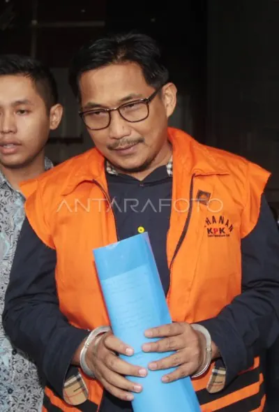 Bowo Sidik Pangarso mengenakan rompi tahanan atau diborgol, foto dokumentasi ANTARA Foto