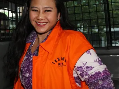 Damayanti Wisnu Putranti mengenakan rompi tahanan atau diborgol, foto dokumentasi ANTARA Foto