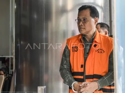 Dhana Widyatmika mengenakan rompi tahanan atau diborgol, foto dokumentasi ANTARA Foto