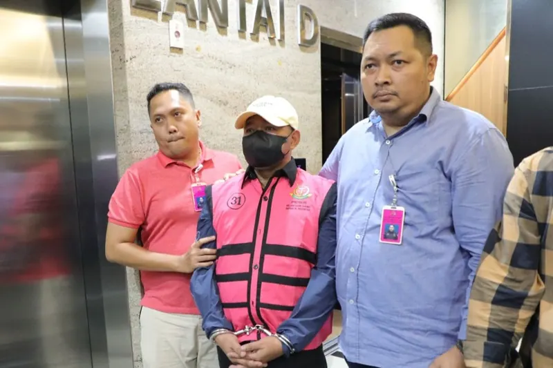 Djuyamto mengenakan rompi tahanan atau diborgol, foto dokumentasi ANTARA News