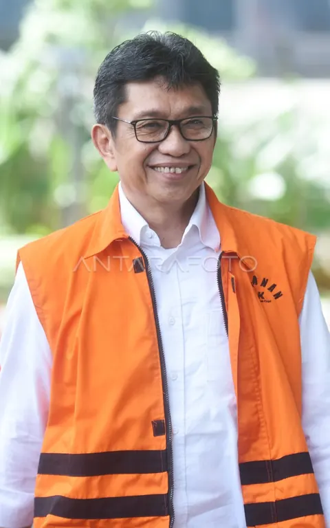 Eddy Rumpoko mengenakan rompi tahanan atau diborgol, foto dokumentasi ANTARA Foto