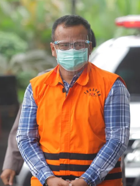 Edhy Prabowo mengenakan rompi tahanan atau diborgol, foto dokumentasi kumparan
