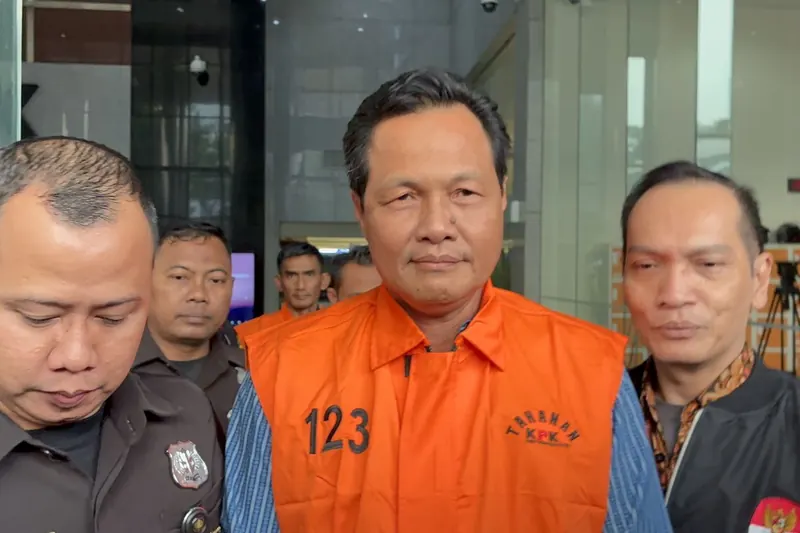 Edison mengenakan rompi tahanan atau diborgol, foto dokumentasi Kompas.com