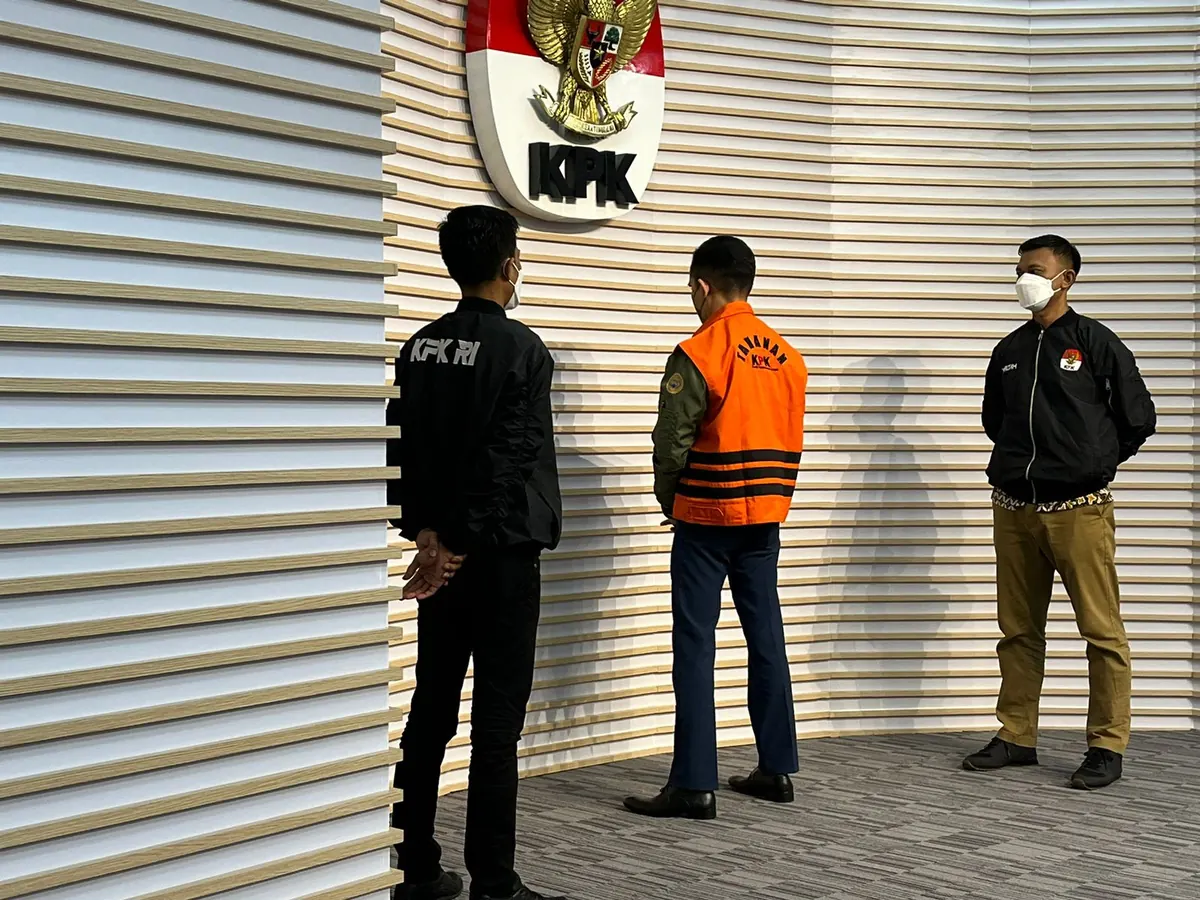 Eko Darmanto mengenakan rompi tahanan atau diborgol, foto dokumentasi JPNN.com