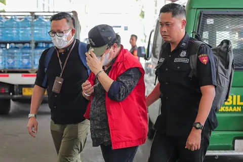 Erintuah Damanik mengenakan rompi tahanan atau diborgol, foto dokumentasi kumparan