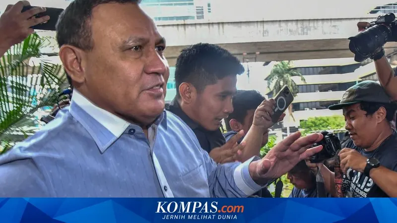 Ketua nonaktif Komisi Pemberantasan Korupsi (KPK) Firli Bahuri (kiri) berjalan seusai menjalani pemeriksaan oleg Dewan Pengawas KPK di gedung ACLC KPK, Jakarta,