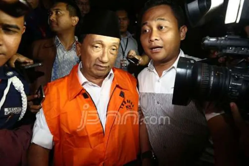 Fuad Amin Imron mengenakan rompi tahanan atau diborgol, foto dokumentasi JPNN.com