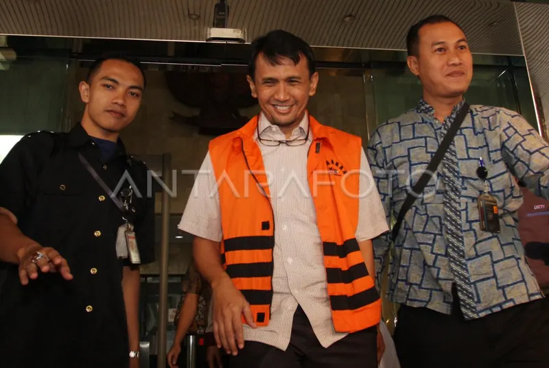Gatot Pujo Nugroho mengenakan rompi tahanan atau diborgol, foto dokumentasi ANTARA Foto