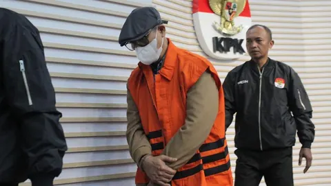 Gazalba Saleh mengenakan rompi tahanan atau diborgol, foto dokumentasi detikcom
