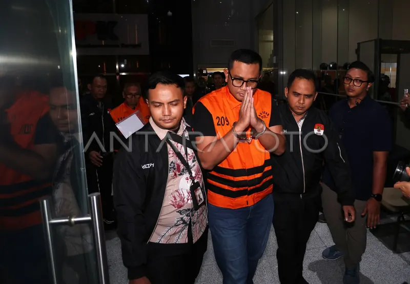 Hamenang Wajar Ismoyo mengenakan rompi tahanan atau diborgol, foto dokumentasi ANTARA Foto