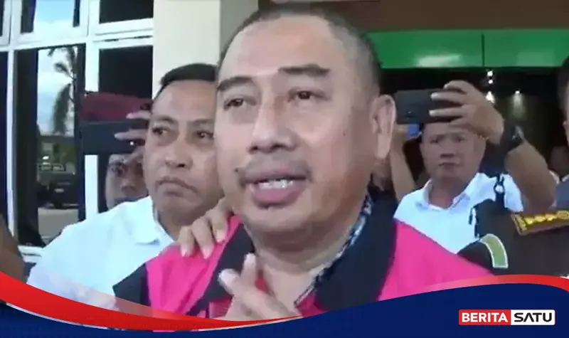 Mantan Bupati Bone Bolango, Hamim Pou resmi ditahan Kejaksaan Tinggi Negeri Gorontalo atas dugaan kasus korupsi bantuan sosial (bansos) tahun anggaran 2011 dan 