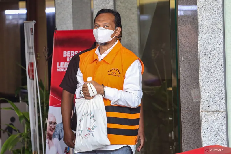 Terdakwa Harno Trimadi berjalan menuju mobil tahanan usai menjalani sidang lanjutan secara daring di Gedung Merah Putih KPK, Jakarta, Senin (25/9/2023). ANTARA 