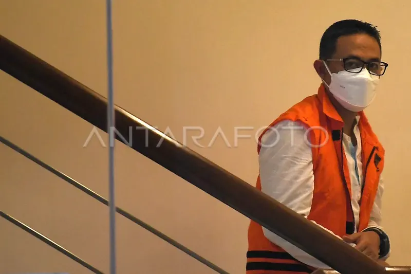 Hasan Aminuddin mengenakan rompi tahanan atau diborgol, foto dokumentasi ANTARA Foto
