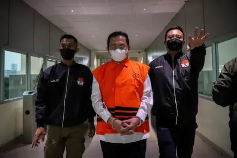 Hasbi Hasan mengenakan rompi tahanan atau diborgol, foto dokumentasi kumparan