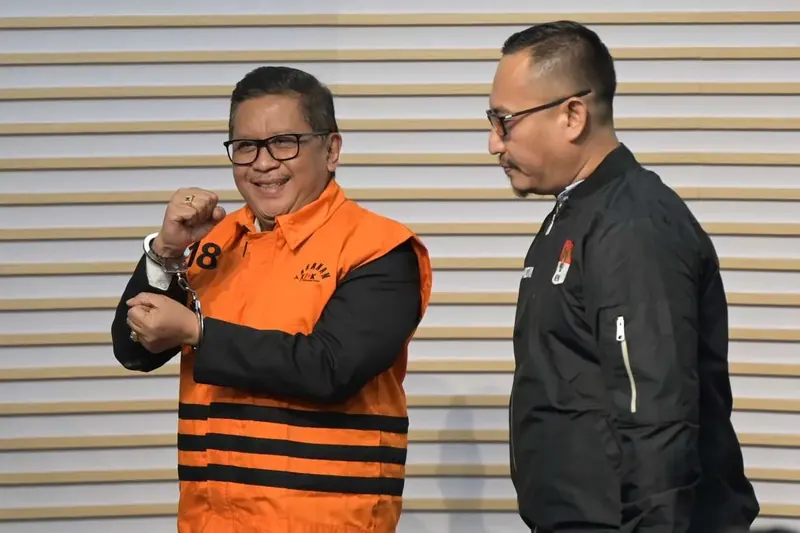 Hasto Kristiyanto mengenakan rompi tahanan atau diborgol, foto dokumentasi Kontan