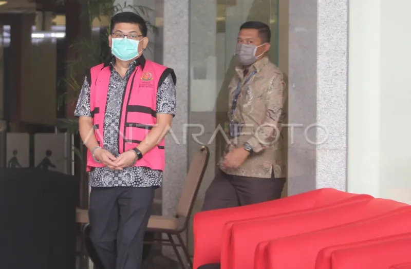 Heru Hidayat mengenakan rompi tahanan atau diborgol, foto dokumentasi ANTARA Foto