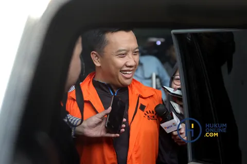 Imam Nahrawi mengenakan rompi tahanan atau diborgol, foto dokumentasi Hukumonline