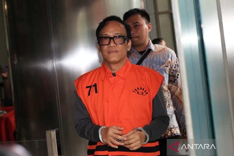 Immanuel Ebenezer Gerungan mengenakan rompi tahanan atau diborgol, foto dokumentasi ANTARA News