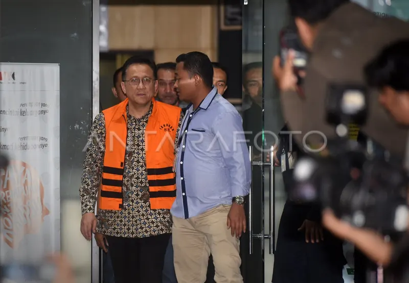 Irman Gusman mengenakan rompi tahanan atau diborgol, foto dokumentasi ANTARA Foto