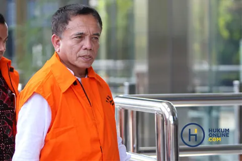 Irwandi Yusuf mengenakan rompi tahanan atau diborgol, foto dokumentasi Hukumonline