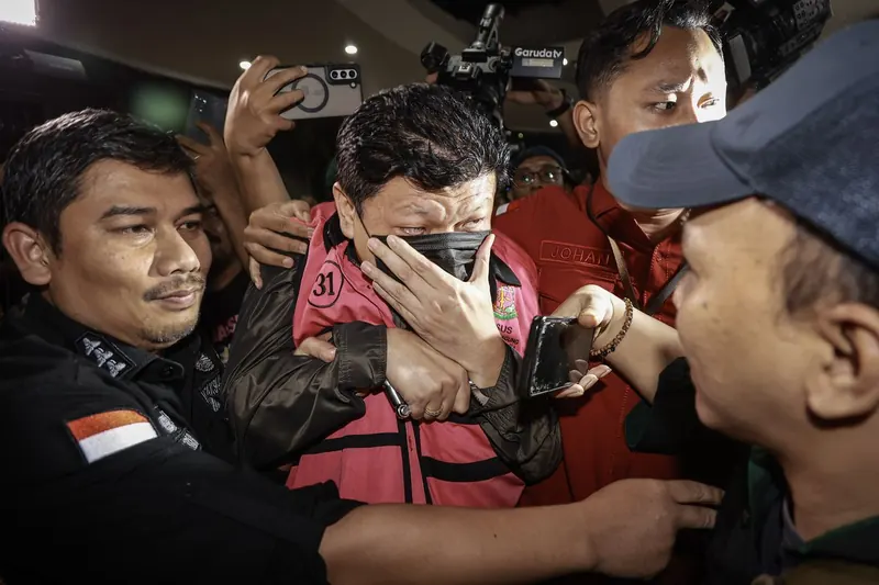 Iwan Setiawan Lukminto mengenakan rompi tahanan atau diborgol, foto dokumentasi Kompas.com
