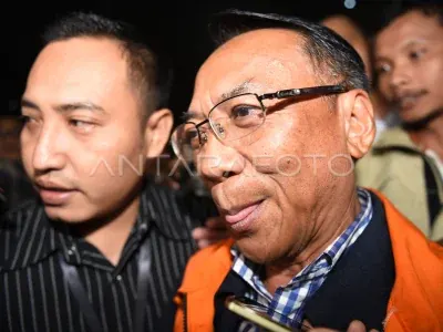 Jero Wacik mengenakan rompi tahanan atau diborgol, foto dokumentasi ANTARA Foto