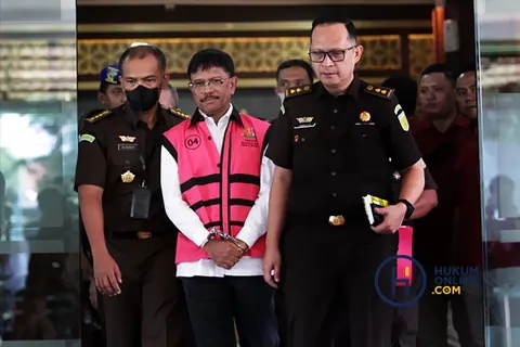 Johnny Gerard Plate mengenakan rompi tahanan atau diborgol, foto dokumentasi Hukumonline