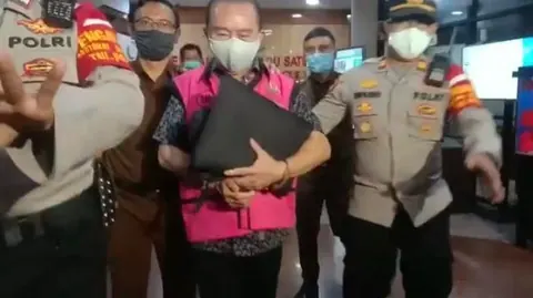 Joko Soegiarto Tjandra mengenakan rompi tahanan atau diborgol, foto dokumentasi detikcom