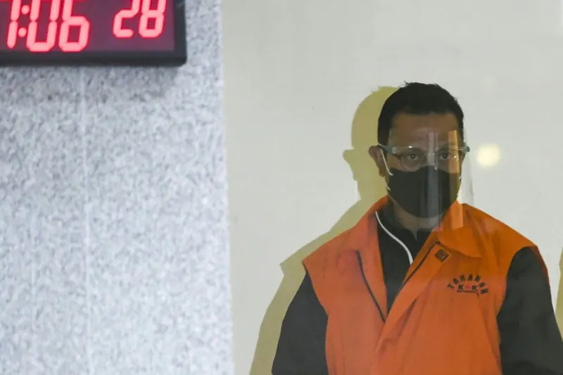 Juliari Peter Batubara mengenakan rompi tahanan atau diborgol, foto dokumentasi Kompas.com