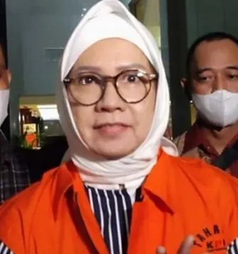 Karen Agustiawan mengenakan rompi oranye tahanan KPK