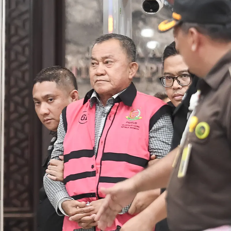 Lodewyk Pusung mengenakan rompi tahanan atau diborgol, foto dokumentasi Kompas.com