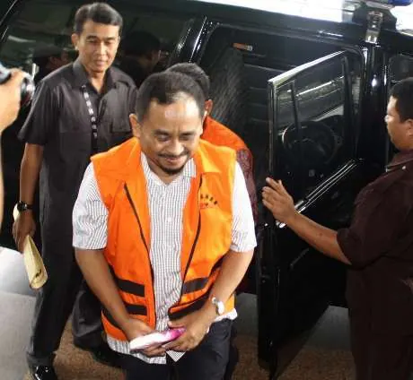 Luthfi Hasan Ishaaq mengenakan rompi tahanan atau diborgol, foto dokumentasi detikcom