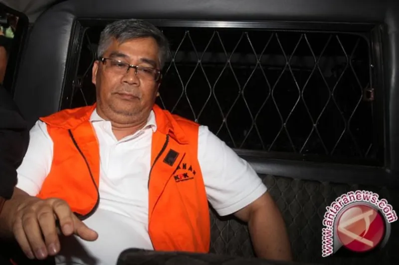 M. Akil Mochtar mengenakan rompi tahanan atau diborgol, foto dokumentasi ANTARA News