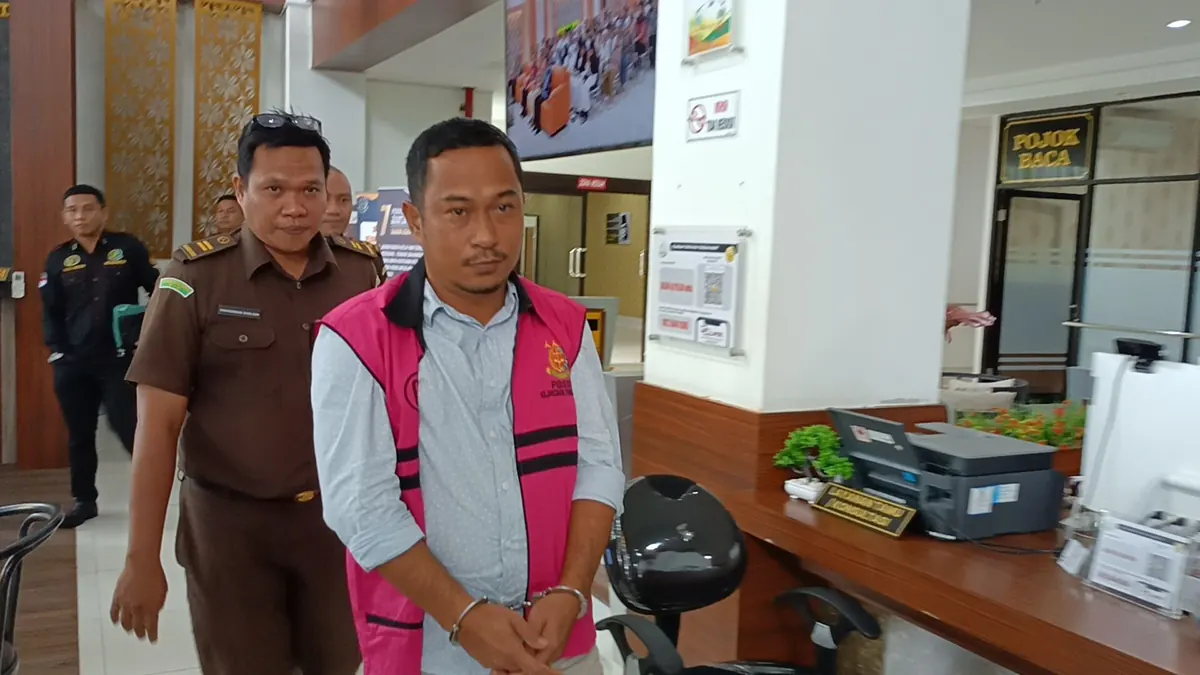 Kejaksaan Tinggi (Kejati) NTB menahan Anggota DPRD Lombok Tengah (Loteng) Mahrup terkait dugaan korupsi penyaluran Kredit Usaha Rakyat (KUR) BSI Cabang Majapahi